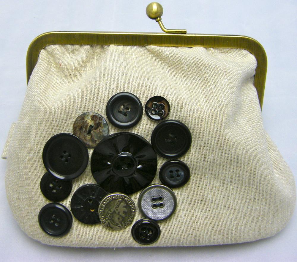 Linen Fabby Purse - Black Buttons